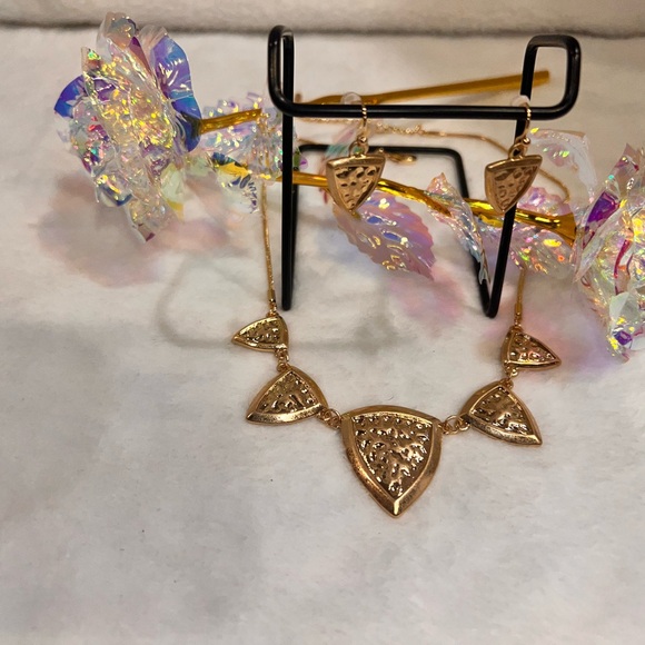 18” Gold Tone NECKLACE/EARRING SET - Picture 8 of 13